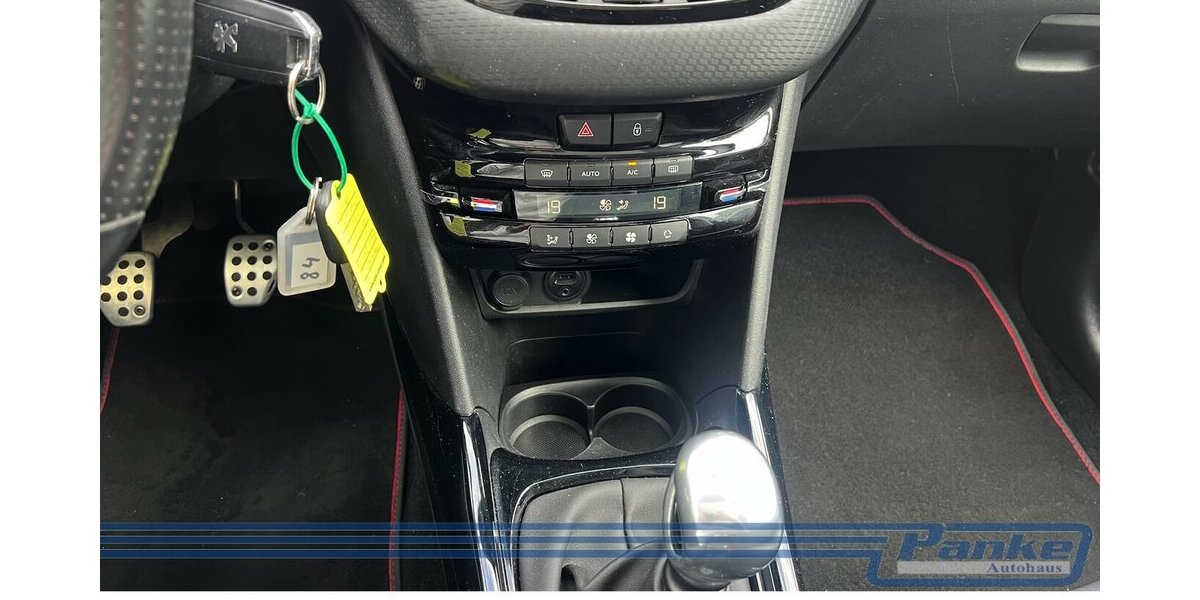 Peugeot 2008 1.2 PT 130 Allure*Pano*Navi*Leder*1-Hand* 79.035 km 10.990 &euro; Berlin 13187