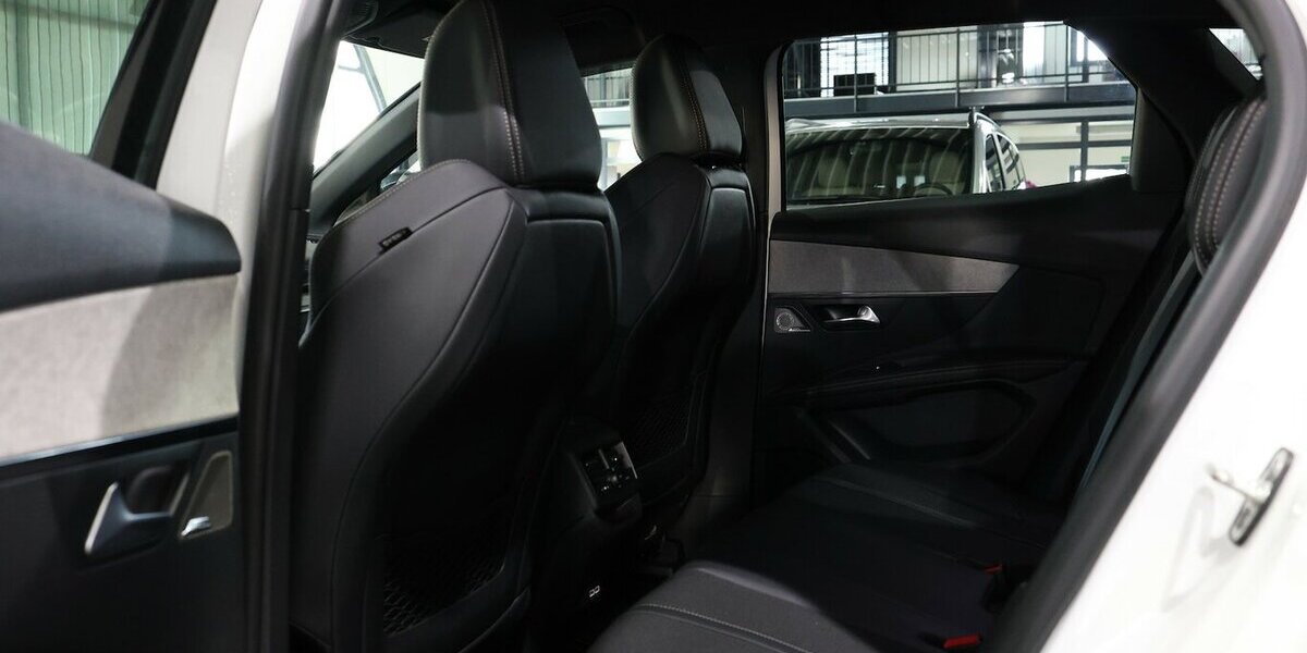 Peugeot 3008 BLUE-HDI GT-SPORT / WHITE & BLACK / SCHÖN 56.000 km 21.777 &euro; Hamm 59077