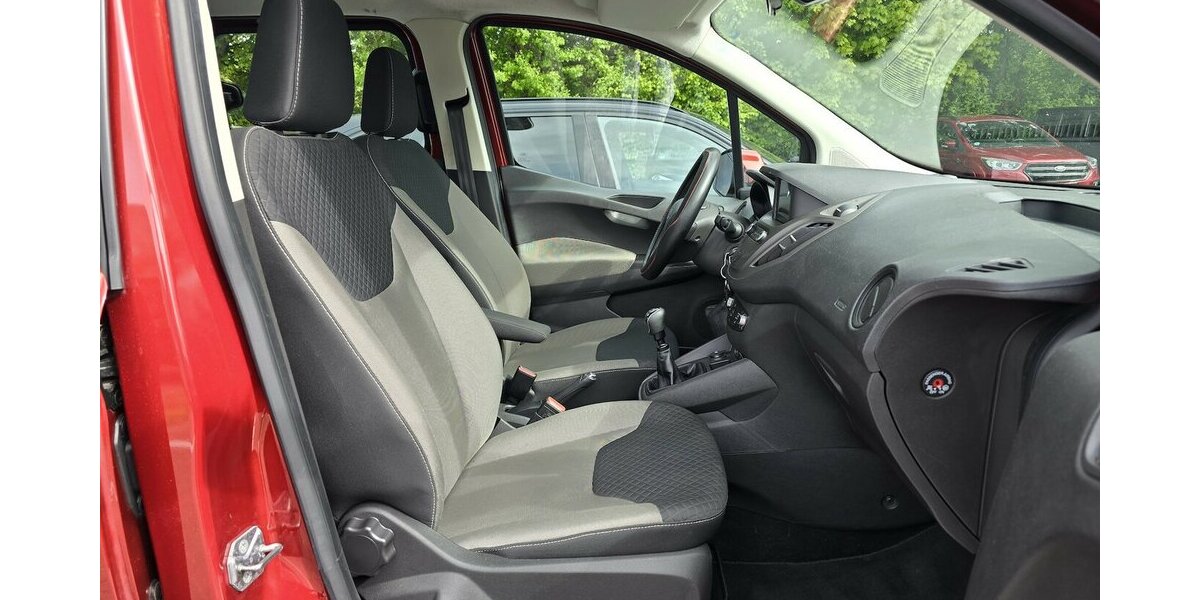 Ford Tourneo Courier 1.5 TDCI/NAVI/KAMERA/1.HAND 90.365 km 10.900 &euro; Villingen-Schwenningen 78054