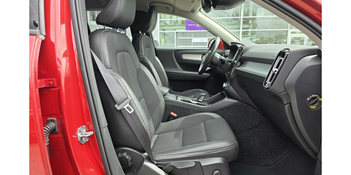 Volvo XC40 T4 MOMENTUM AWD/KLIMA/LEDER/ PRO-PAKET/LED 52.808 km 23.900 &euro; Villingen-Schwenningen 78054