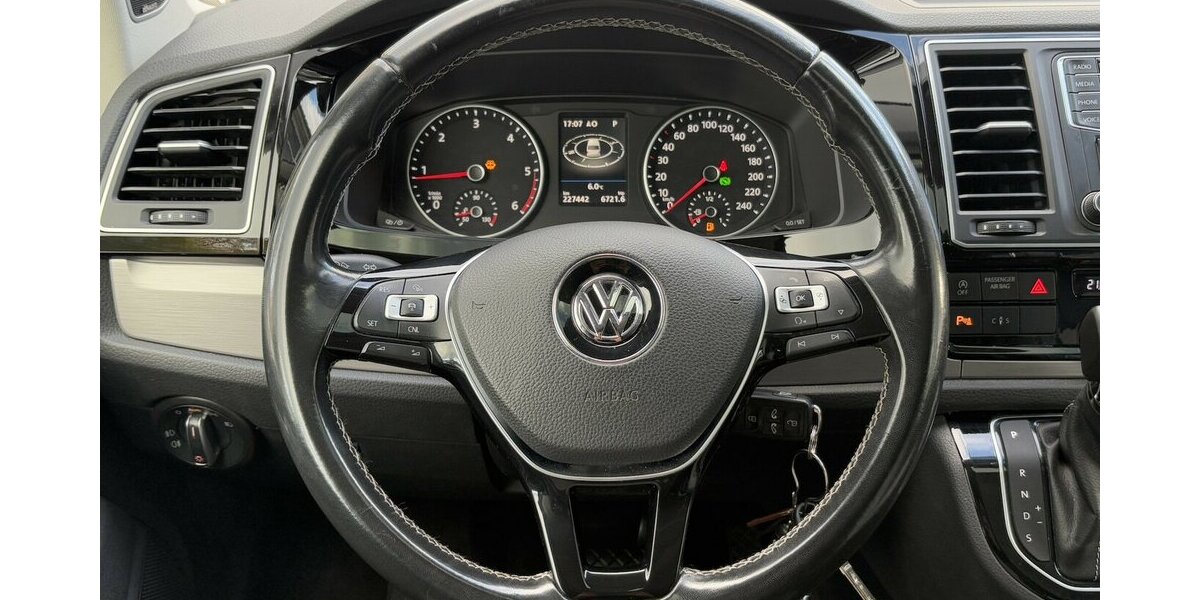 VW T6 Multivan GENERATION SIX/4x4/KAMERA/7-SITZER 231.260 km 25.900 &euro; Villingen-Schwenningen 78054