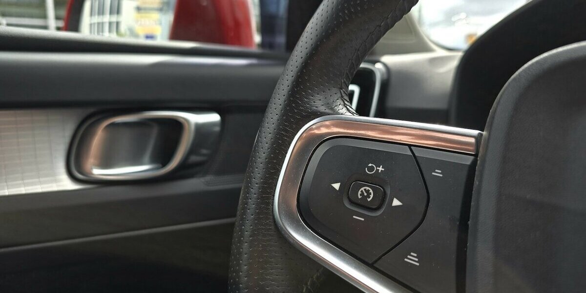 Volvo XC40 T4 MOMENTUM AWD/KLIMA/LEDER/ PRO-PAKET/LED 52.808 km 23.900 &euro; Villingen-Schwenningen 78054